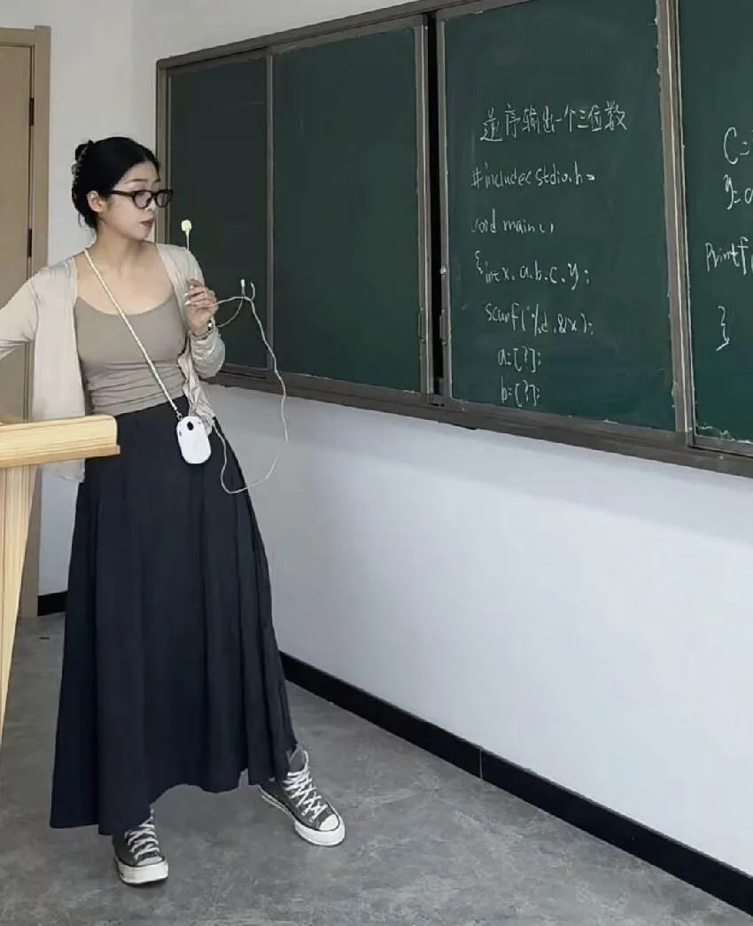 女老師穿緊身褲上課挨批！第4張照讓全場傻眼 第 7 張