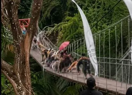 吊橋驚傳斷裂！50人命懸一線、重量級人物受困 第 4 張