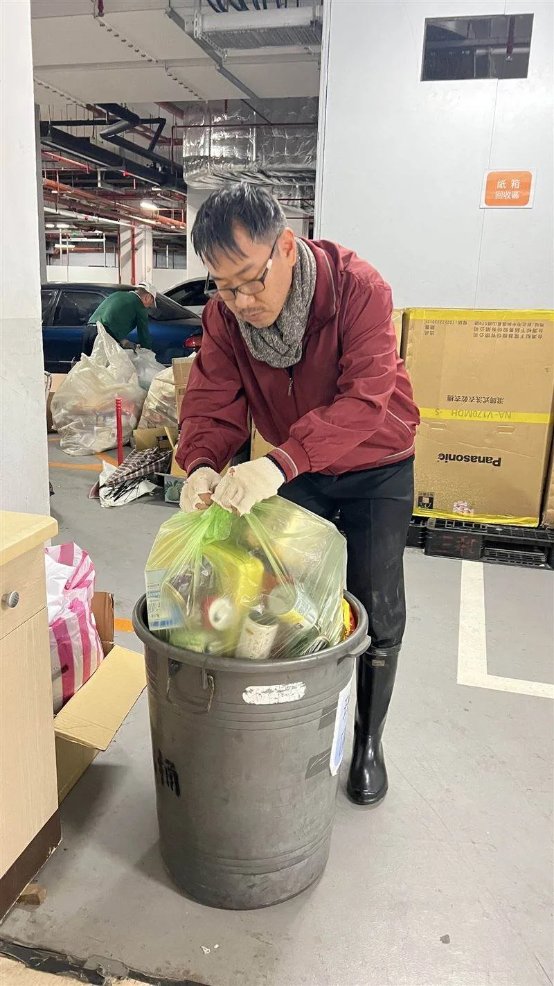 本土劇男星淪落街頭撿回收？憔悴樣曝光真相揭曉 第 2 張