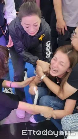 44歲女星哭癱告別式現場 楊繡惠也到場送別 第 2 張