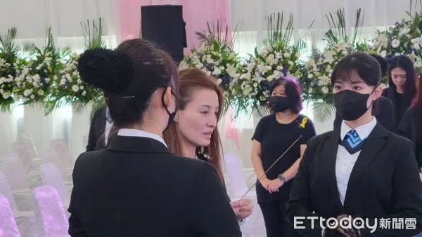 44歲女星告別式哭癱倒地 楊繡惠現身送最後一程 第 4 張