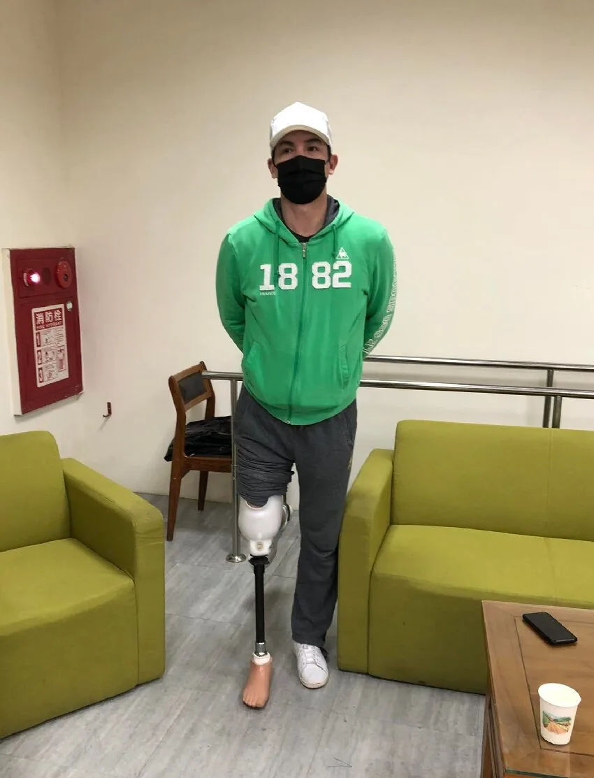 60歲伊正無預警公開截肢照 右腳穿義肢忍痛親揭現況 第 2 張