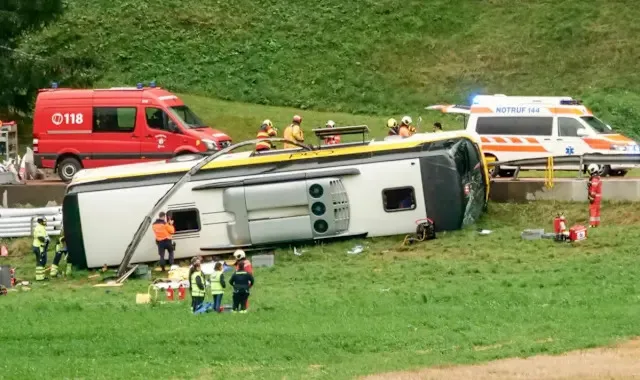 遊覽車翻覆多人傷！總統緊急回應了 第 4 張
