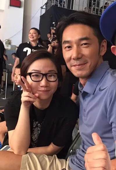 陶晶瑩合照驚見「蒼白詭手」搭肩！夫妻倆嚇喊救命揭真相 第 1 張