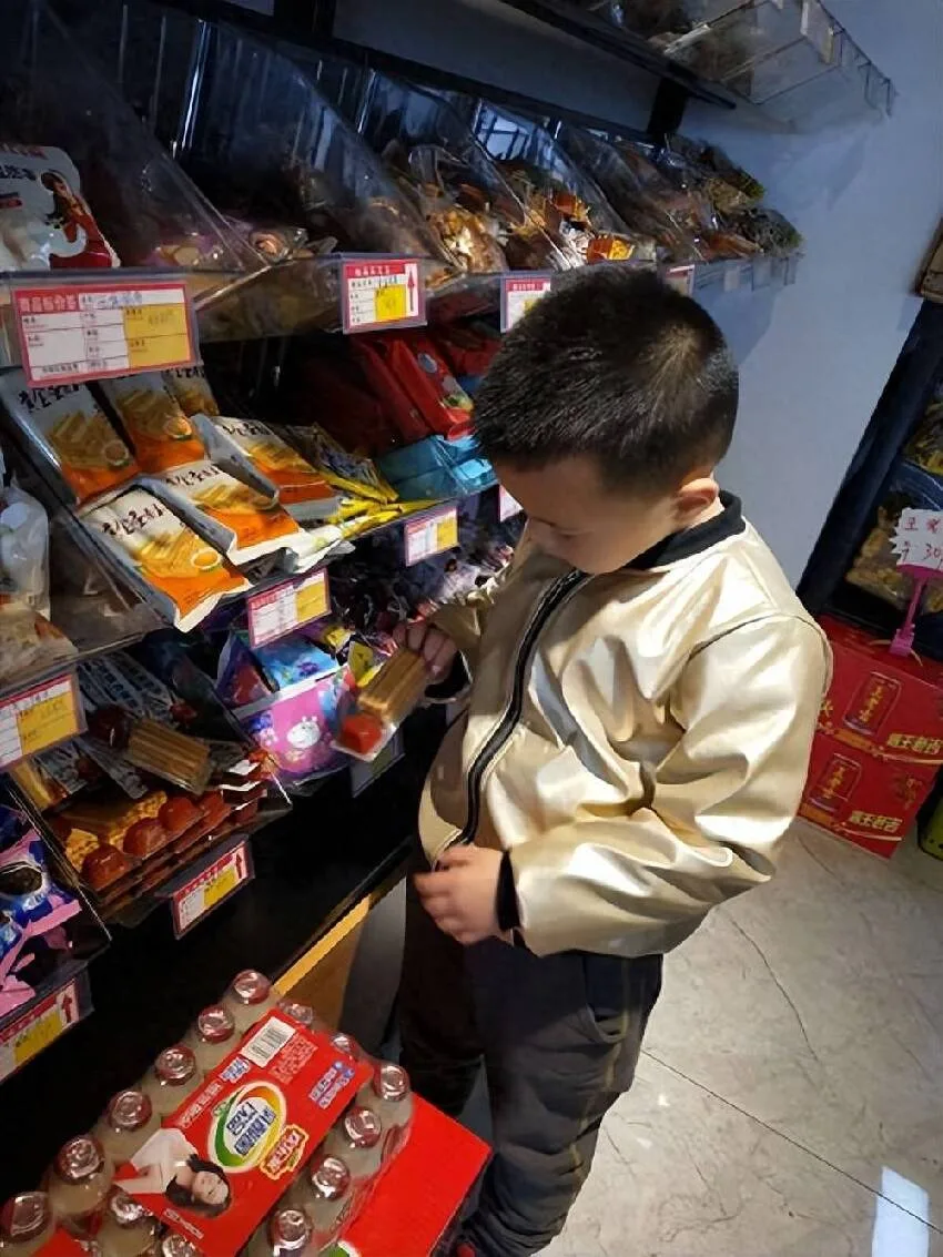 孩子在超市先喝可樂再拿空瓶結帳,竟被當小偷罰10倍!媽媽一招反擊逼老闆道歉 第 2 張