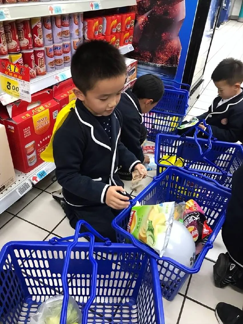 孩子在超市先喝可樂再拿空瓶結帳，竟被當小偷罰10倍！媽媽一招反擊逼老闆道歉 第 5 張