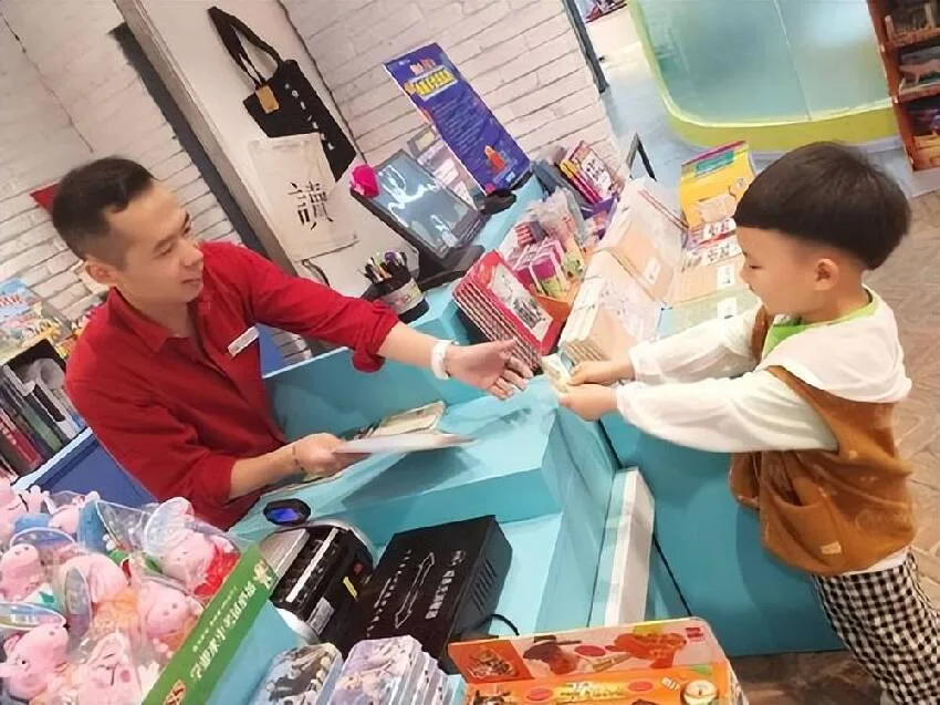 孩子在超市先喝可樂再拿空瓶結帳，竟被當小偷罰10倍！媽媽一招反擊逼老闆道歉 第 6 張
