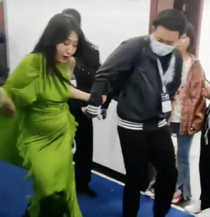 55歲歌后為愛引退露面了!肉肚溢位洋裝粉絲看傻:女神也淪陷 第 8 張