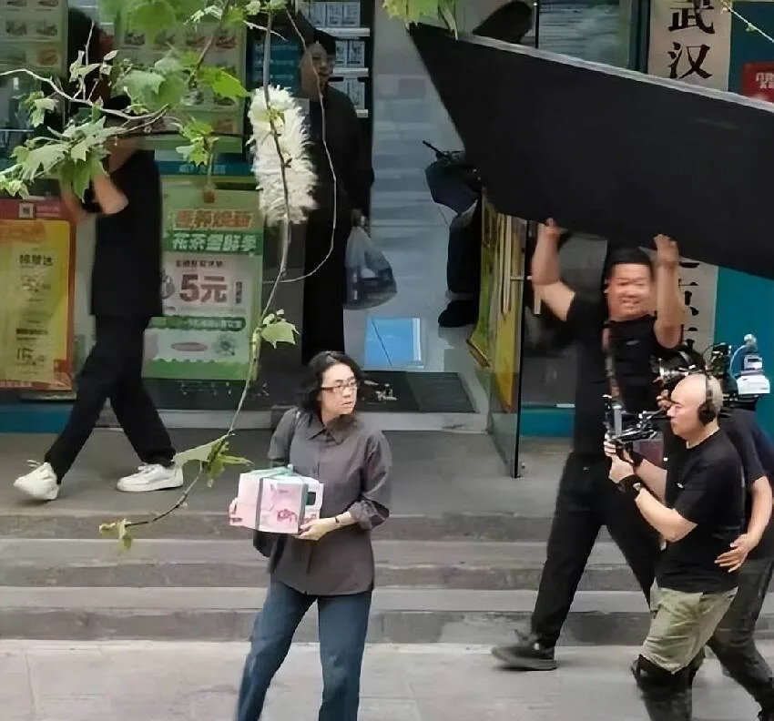 47歲影后素顏被拍「滿臉皺紋」 網驚:像普通大媽 粉絲揭真相 第 8 張