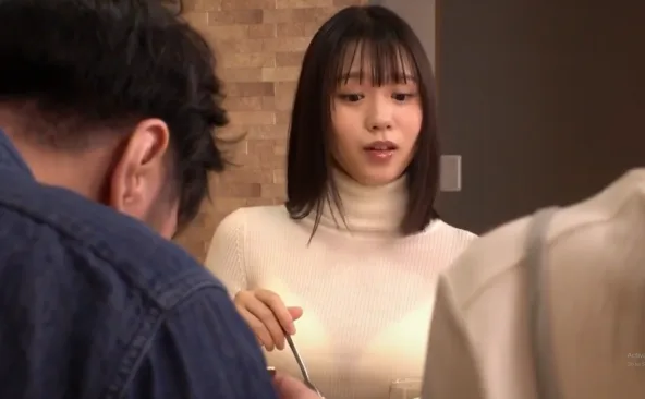妻子在廚房準備晚餐，我和小姨子在客廳聊天 第 2 張