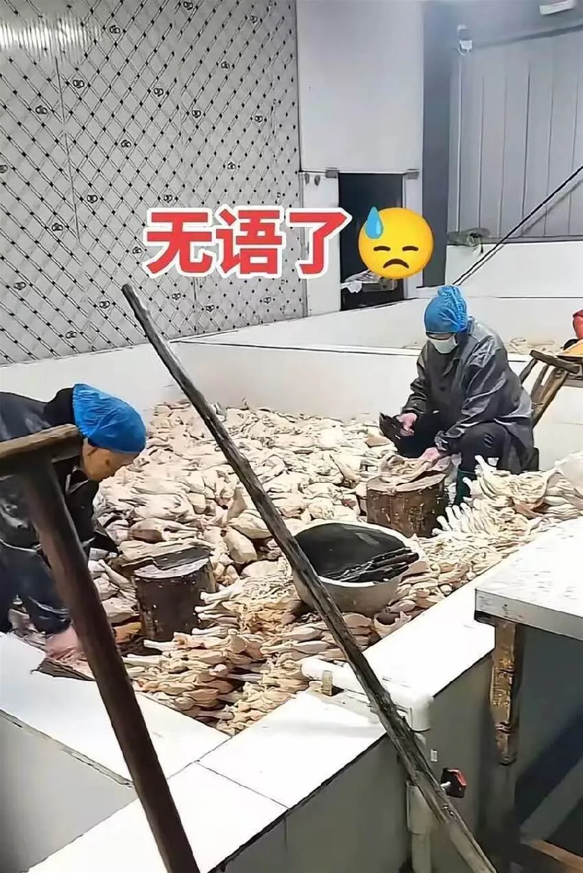 食安問題又來？烤鴨生產間工人「腳踩製作」畫面曝，網友哀嚎：我昨天才買來吃 第 3 張