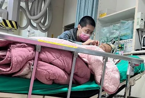 台語歌后陳盈潔驚傳剃平頭憔悴現身醫院 她親口證實:真的是我 第 3 張