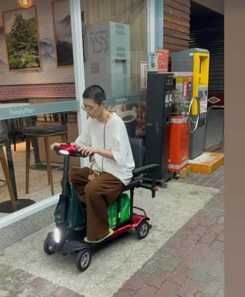 台語歌后陳盈潔驚傳剃平頭憔悴現身醫院 她親口證實：真的是我 第 2 張